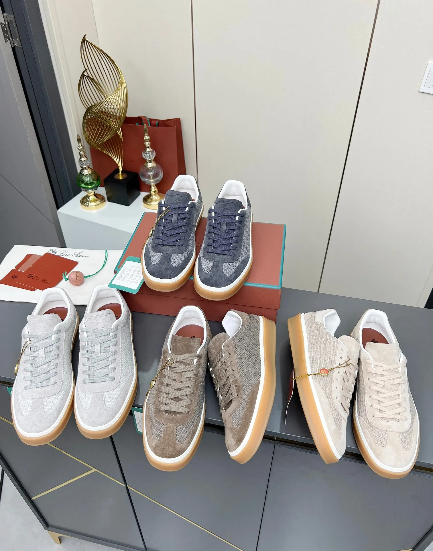 Men's shoes 💰600 purchasing agent, high version 🦅⛳️ Italy [Loro Piana] Tennis walk series LP couple's moral training shoes casual sports shoes sneakers 🎁🎁 Original purchase development and production This new suede tennis shoe adopts an ultra-low design, suitable for wearing all year round 👫👫 The wrapped sole creates an effortlessly attractive color combination that harmoniously blends functionality with understated style, making it the ideal shoe for urban wear. Soft calfskin tongue with Kummel color insert at the heel, cotton lace upper with embossed LP logo, cowhide suede sole, rubber-lined calfskin ✦ Upper: special linen ➕ eco-friendly cowhide ✦ lining: cowhide lining ➕ cowhide insole ✦ sole: original molded TPR ultra-light outsole ✦ packaging: original complete package ✦Female size: 35--40 ✦Male size: 39--45